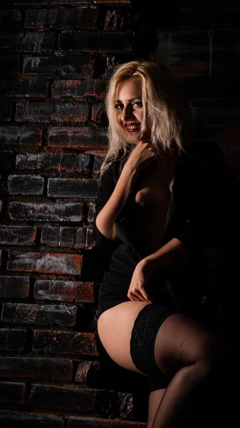 Sexy vrouw in prachtige kant lingerie in studio. — Stockfoto