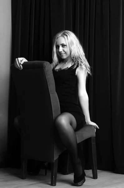 Fashion foto van jonge dame in elegante zwarte jurk — Stockfoto