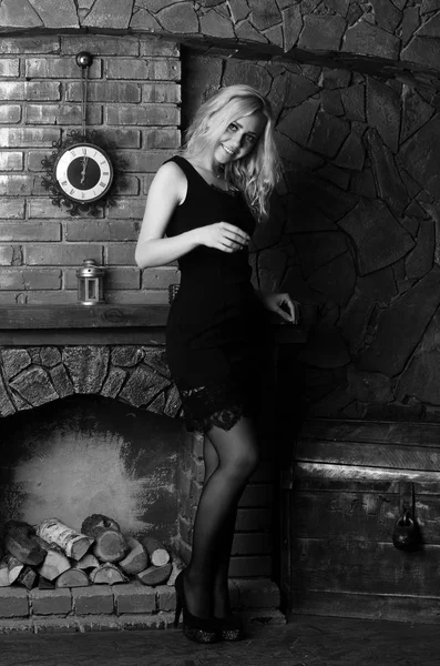 Foto de moda de jovem senhora em vestido preto elegante — Fotografia de Stock