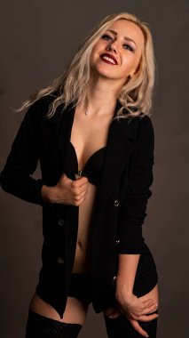 Stüdyoda nefis dantel iç çamaşırlı seksi kadın..