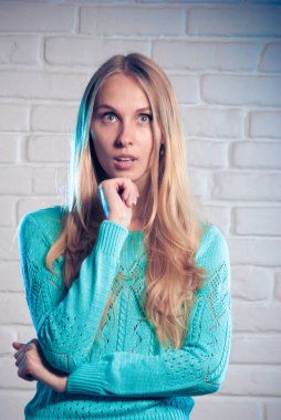 Güzel sarışın kadın portresi 