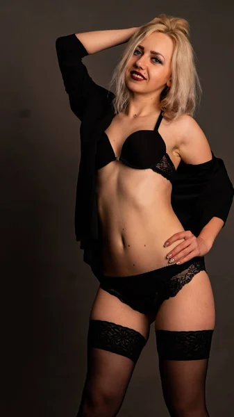 Sexy Frau in exquisiter Spitzenwäsche im Studio. — Stockfoto