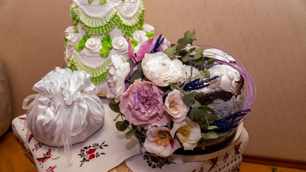 Schöne Hochzeitstorte Mit Blumen — Stockfoto