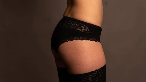 Sexig kvinna i utsökta spets underkläder i studio. — Stockfoto