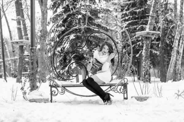 Reina de la nieve. Retrato de una mujer de invierno . —  Fotos de Stock