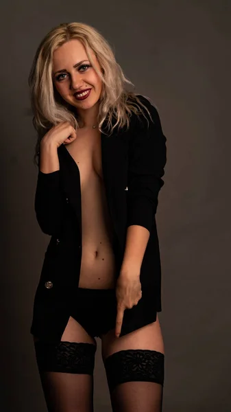 Sexy vrouw in prachtige kant lingerie in studio. — Stockfoto