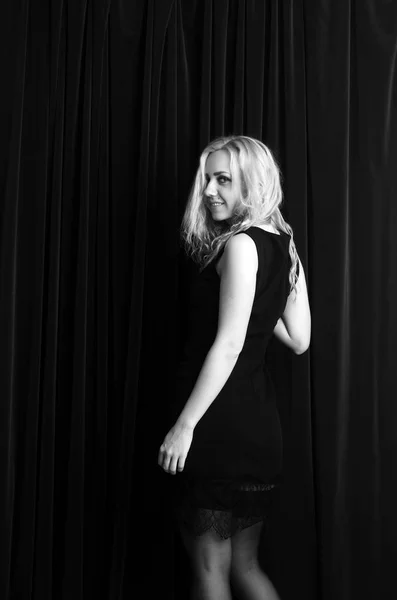 Mode foto av ung dam i elegant svart klänning — Stockfoto