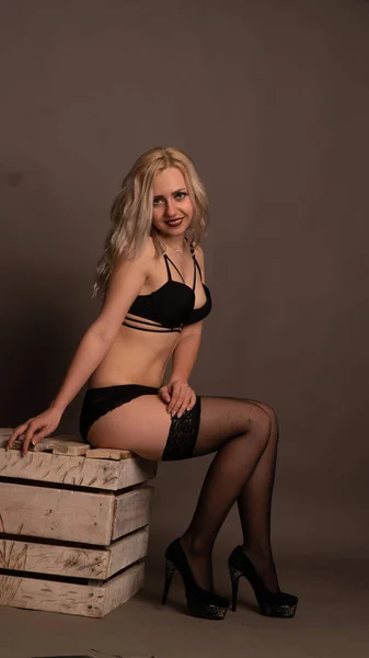 Mulher Loira Sexy Requintado Rendas Lingerie Preta Com Meias Posando — Fotografia de Stock