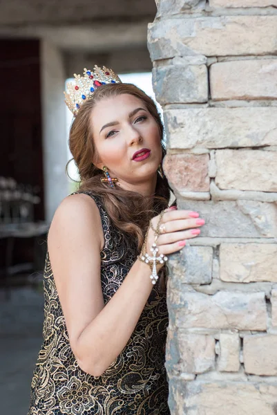 Bela Jovem Mulher Vestido Com Coroa Cabeça Posando Livre — Fotografia de Stock