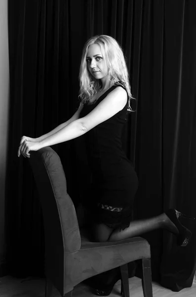 Divat fotó fiatal hölgy elegáns fekete ruhában — Stock Fotó