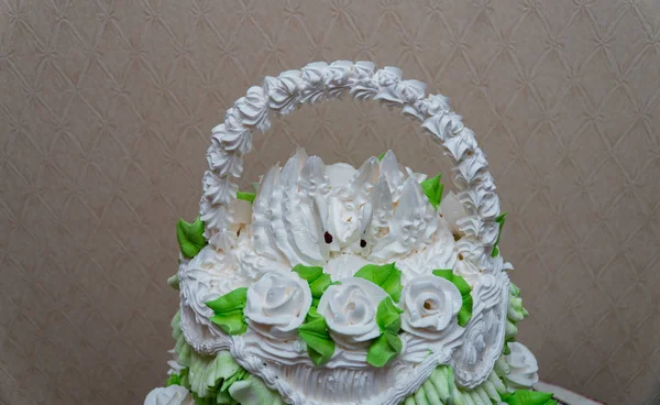 Белый Свадебный Торт Цветами — стоковое фото