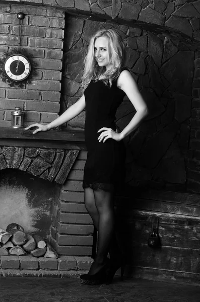 Mode foto av ung dam i elegant svart klänning — Stockfoto