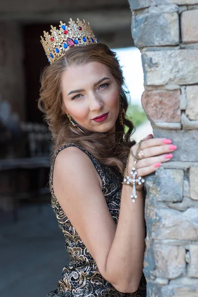 Bela Jovem Mulher Vestido Com Coroa Cabeça Posando Livre — Fotografia de Stock