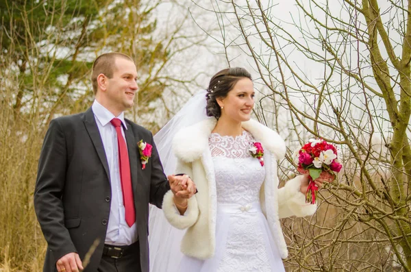 Happy Smiling Newlyweds Guests Outdoors Break Piece Traditional Festive Bread — Fotografia de Stock