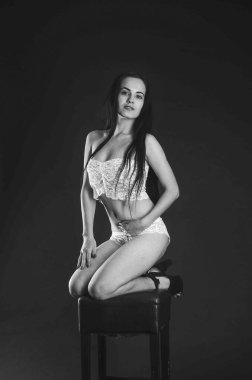 Şık keten, lüks bir esmer içinde genç ve güzel bir kadın. 