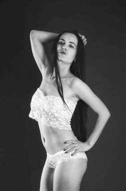 Şık keten, lüks bir esmer içinde genç ve güzel bir kadın. 