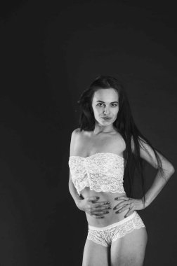 Şık keten, lüks bir esmer içinde genç ve güzel bir kadın. 