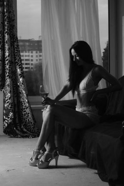 Yüksek açı görünüm portre tatlı güzel zarif çekici çekici kız akıllı gadget aygıtta bekleyen alay erkek gönderme selfie video çekme kestane rengi kırmızı sutyen keten sayfalarındaki yukarıda üst