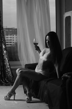 Yüksek açı görünüm portre tatlı güzel zarif çekici çekici kız akıllı gadget aygıtta bekleyen alay erkek gönderme selfie video çekme kestane rengi kırmızı sutyen keten sayfalarındaki yukarıda üst