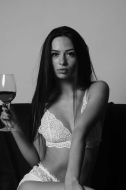 Yüksek açı görünüm portre tatlı güzel zarif çekici çekici kız akıllı gadget aygıtta bekleyen alay erkek gönderme selfie video çekme kestane rengi kırmızı sutyen keten sayfalarındaki yukarıda üst