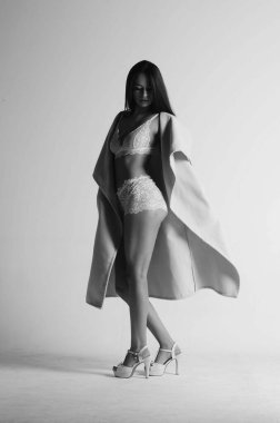 Seksi esmer kadın kürk ve iç çamaşırı giyiyor..