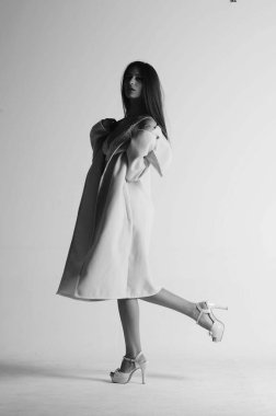 Seksi esmer kadın kürk ve iç çamaşırı giyiyor..