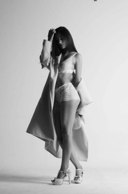 Seksi esmer kadın kürk ve iç çamaşırı giyiyor..