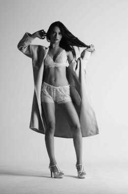 Seksi esmer kadın kürk ve iç çamaşırı giyiyor..