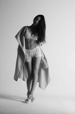 Seksi esmer kadın kürk ve iç çamaşırı giyiyor..