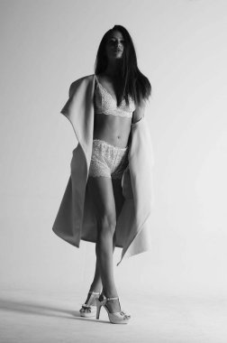 Seksi esmer kadın kürk ve iç çamaşırı giyiyor..