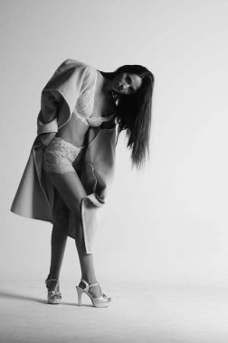 Seksi esmer kadın kürk ve iç çamaşırı giyiyor..