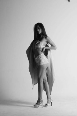 Seksi esmer kadın kürk ve iç çamaşırı giyiyor..