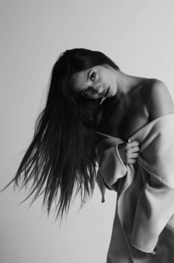 Seksi esmer kadın kürk ve iç çamaşırı giyiyor..