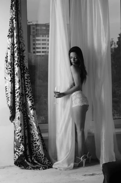 Piękna Młoda Brunetka Kobieta Delikatnej Erotycznej Bieliźnie Pobliżu Dużego Okna — Zdjęcie stockowe