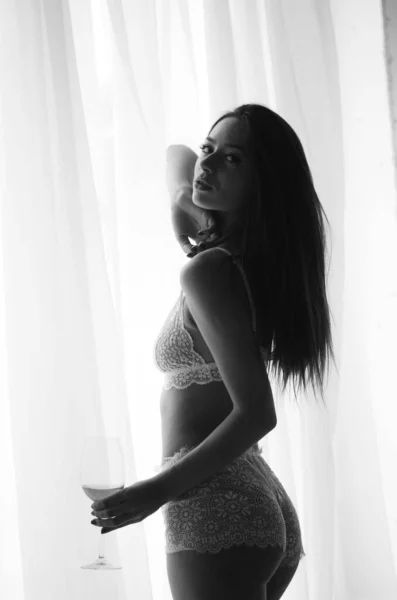 Belle Jeune Femme Brune Dans Une Lingerie Blanche Érotique Tendre — Photo