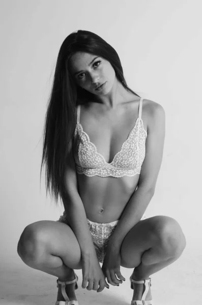 Mulher Morena Sexy Posando Estúdio Olhando Para Câmera Senhora Bonita — Fotografia de Stock