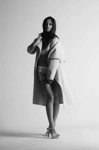 Seksi Esmer Kadın Kürk Çamaşırı Giyiyor — Stok fotoğraf