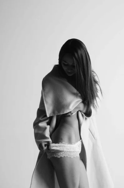 Сексуальная Брюнетка Женщина Носить Меховое Пальто Нижнее Белье — стоковое фото