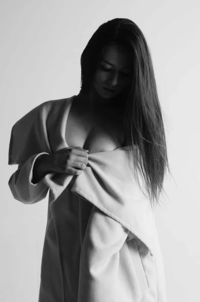 Sexy Morena Mulher Usar Casaco Pele Roupa Interior — Fotografia de Stock