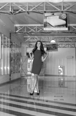 Koyu saçlı ve akşam makyajlı güzel bir kadın. Mücevher güzeli. Moda fotoğrafı. Siyah arka plan, seksi kırmızı elbise