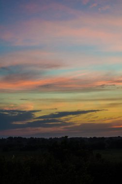 Dramatik gün batımı ve gün doğumu gökyüzü.