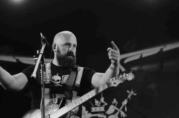 Gitarrist Der Rockband Tritt Dunkler Szene Auf — Stockfoto