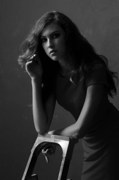 濃い髪と夜のメイクの美しい女性。ジュエリー・ビューティー。ファッション写真。黒の背景、セクシーな赤のドレス — ストック写真