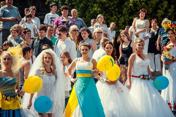 Bridal Parade, Lutsk Ukraine 29 / 06 / 2014 — стокове фото