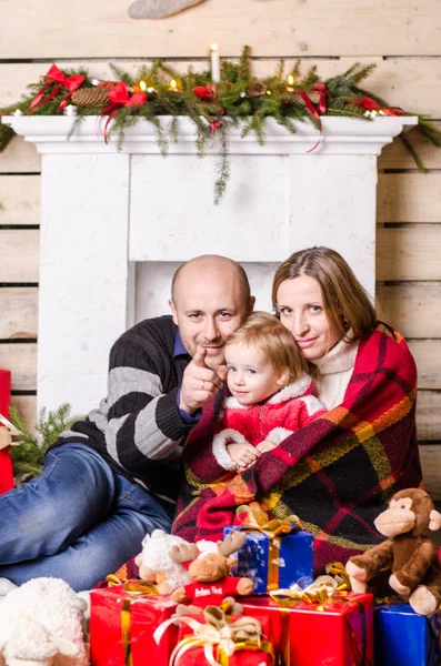 Szczęśliwa Rodzina Prezentami Świątecznymi — Zdjęcie stockowe