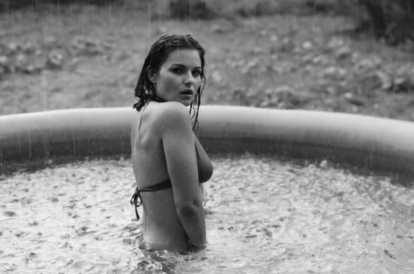 Mooie Natte Naakte Vrouw Badpak Poseren Het Zwembad Buiten Zwart — Stockfoto
