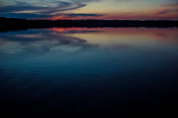 Prachtige zonsondergang boven de zee. — Stockfoto