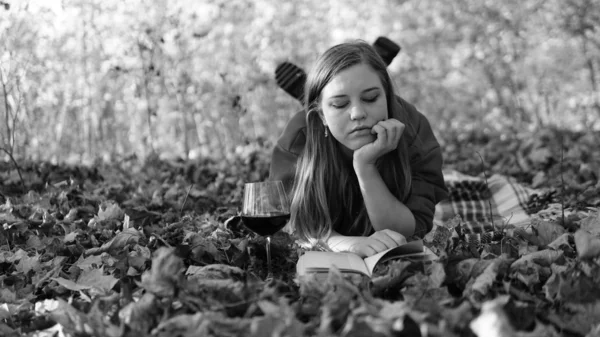 Menina impressionante incrível em um vestido vermelho. O fundo é fantástico outono. Fotografia artística . — Fotografia de Stock