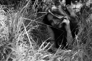 Genç, güzel, seksi bir kadının portresi.