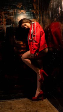 Kırmızı ceketli seksi çıplak kadın makyajı. Zayıf, mükemmel vücut hatları, parlak makyajlar, yüz bakımı, güzel gözler. Güzel Kadın.